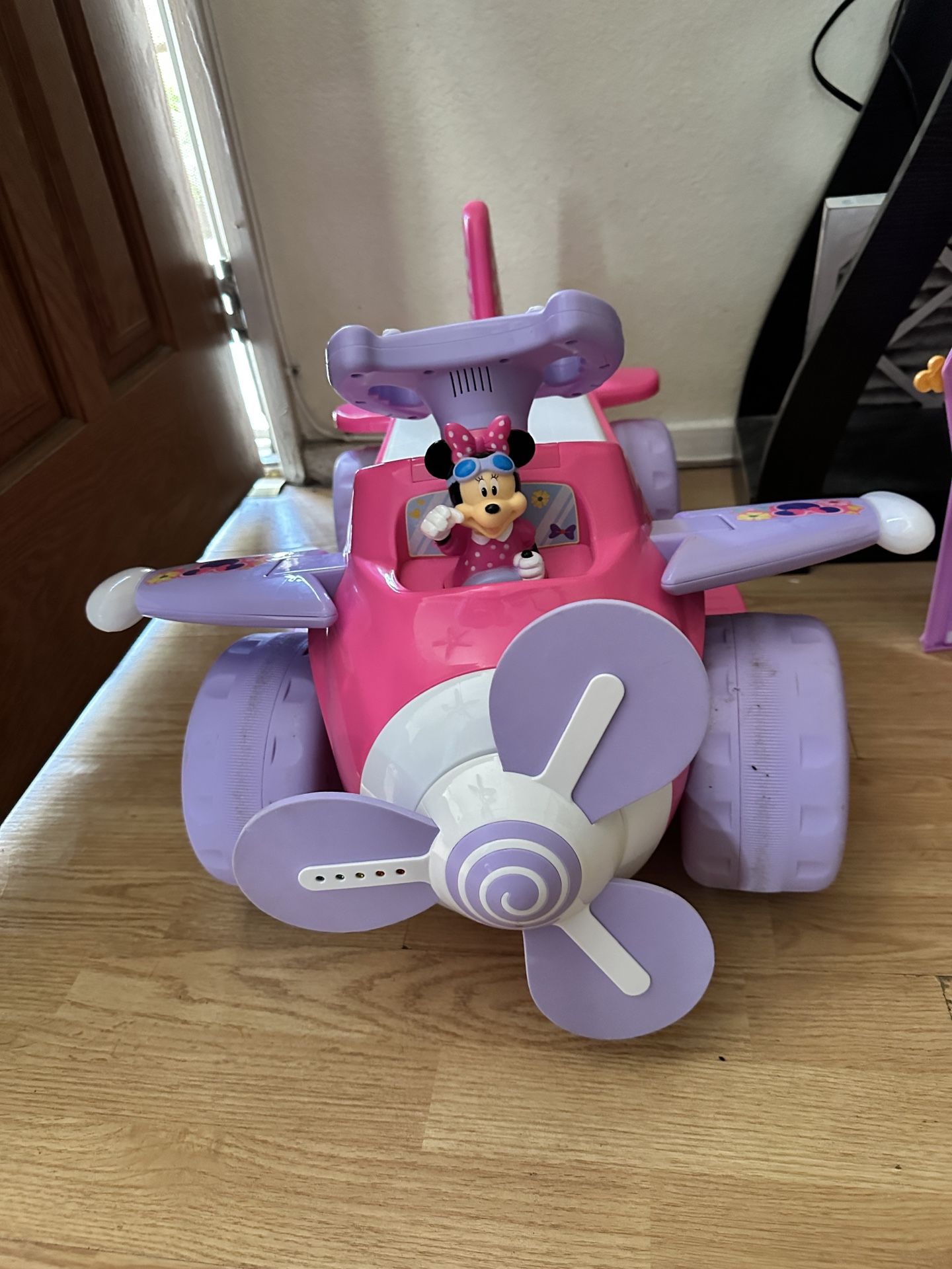 Minnie Mouse Electric Plane