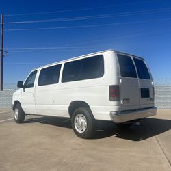 2009 Ford E350 Super Duty Passenger Van 