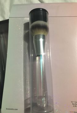 It cosmetics complexion perfection foundation globe brush