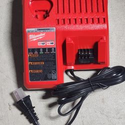 Milwaukee
M12 and M18 12-Volt/18-Volt Lithium-Ion Multi-Voltage Battery Charger
