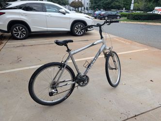 MUST SELL ASAP!! Giant Sedona DX 21" Hybrid Bike, 26" Wheels