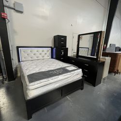 4pc Queen Bedset w/ lit up headboard