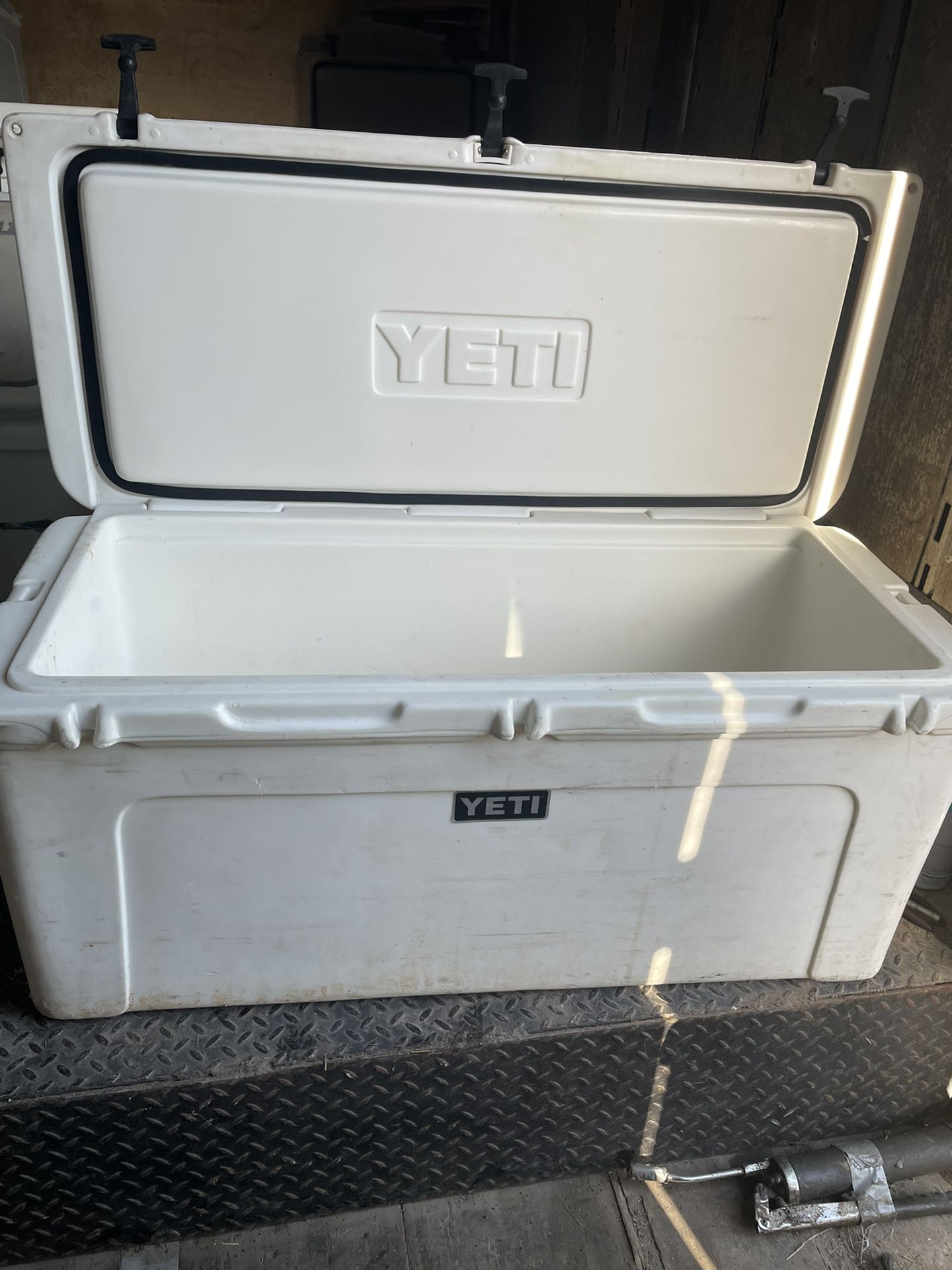 Harvest Red Yeti 35 Cooler for Sale in San Antonio, TX - OfferUp
