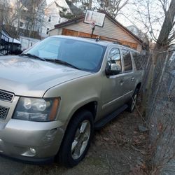 2008 Chevy Suburban With 147k Miles Four Parts Complete Not Individual