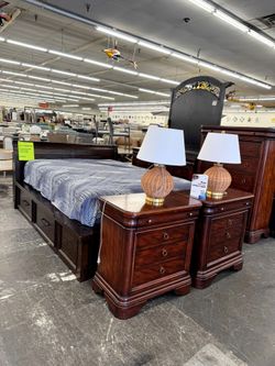 Nice queen bed set