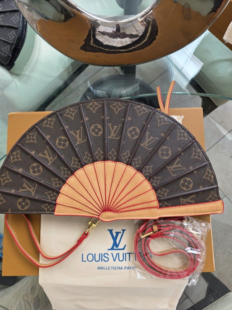 LOUIS VUITTON  DESIGNER FANBAG