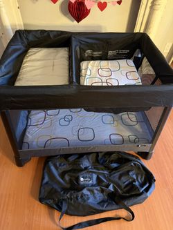 4moms Breeze Play Yard / Pack-n-Play With Bassinet Changing Station