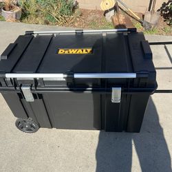 DEWALT Tough Chest rolling toolbox 🧰