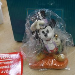 DISNEY MICKEY MOUSE MAGICIAN MICKEY ON WITH THE SHOW 1997 WITH BOX & COA mint