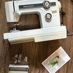 Antique Sewing Machine In Excellent Condition 