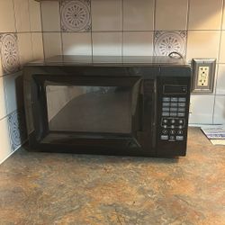 Mainstays 0.7 cu. ft. Countertop Microwave Oven in black