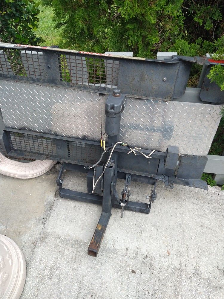 Wheelchair Or Scooter Lift 