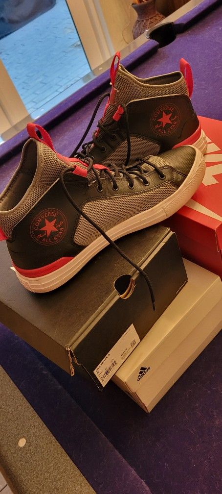 🔥 Converse Black with Red – Size 11 – Like New! 🔥

DESCRIPTION (ENGLISH):
Vans Sneakers – Black with Red Details
Size: 11

