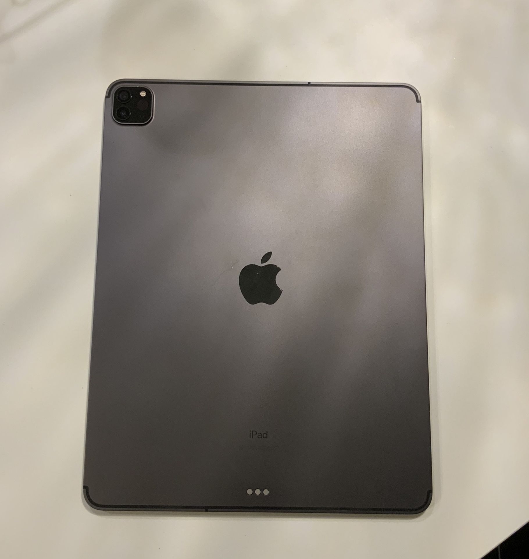 iPad PRO 4th Gen 2020 With active AppleCare + Broken Screen