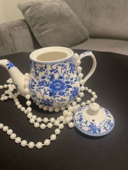 Cute ceramic teapot. Has pretty blue and white floral design. Comes with lid.