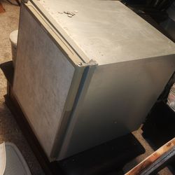 2.5 CU. Ft 3 way (LP, 12v, 110w) DOMETIC RM4223 RV Mini fridge working great !  Cheap.