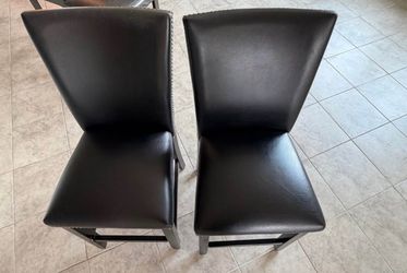 2 bar stools
