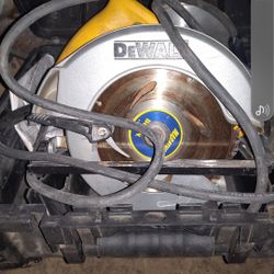 7.25" Corded DEWALT circular Saw. (Like Brand New)
