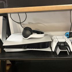 PS5 Disc Edition + 32” 4K Monitor Bundle