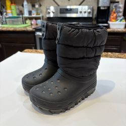 Kids Size 10 Crocs Neo Puff Snow Boots C10