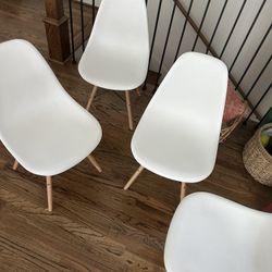 Set Of 4 Mid Century Dinning Chair .  Good Condition . 