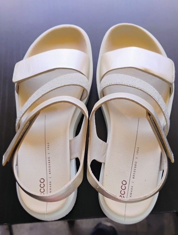 ECCO flowt
Women's Leather Flat Sandal 37 Size 6-6.5 US
