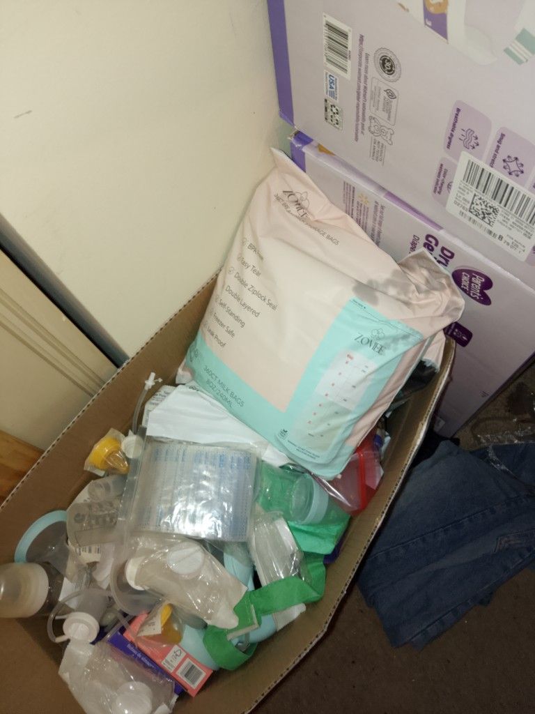 2 https://offerup.com/redirect/?o=UHVtLlBz And Lots Of Storage Bags