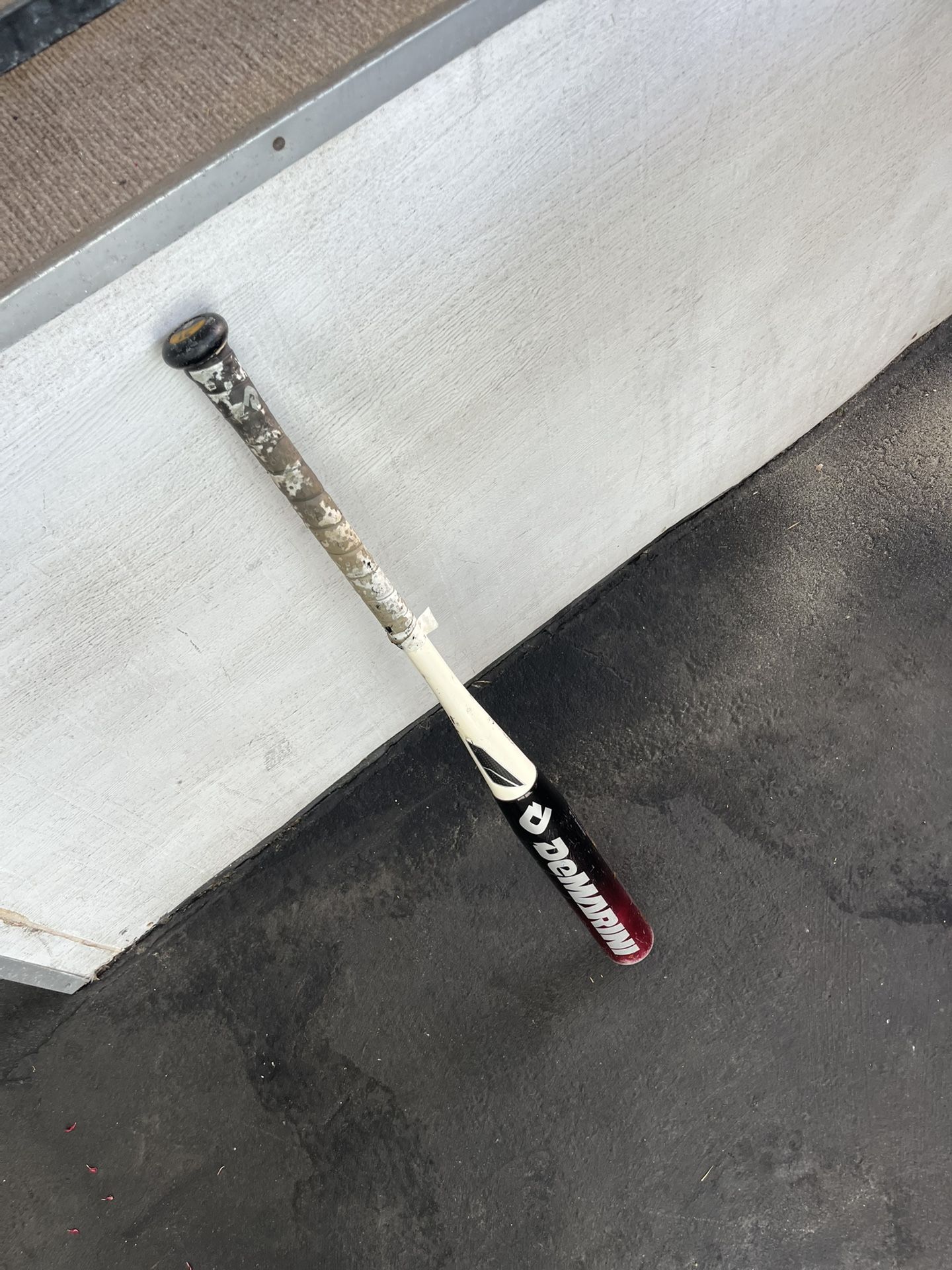 Baseball Bat Demarini Voodoo Black 21 oz 31 inch baseball bat, composite