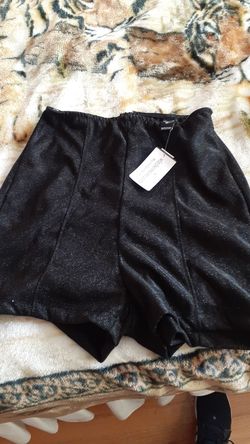 Chorts flojo de mujer muy elegante brilla en la osculidad