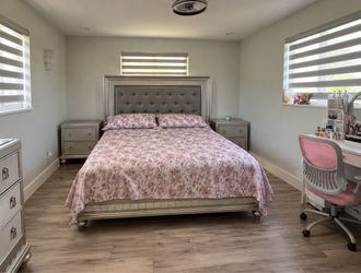 King sized Sofia Vergara Paris Silver Bedroom Set – Rooms To Go + Adjustable Power Base