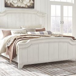 Nashbryn Queen Panel Bed 
