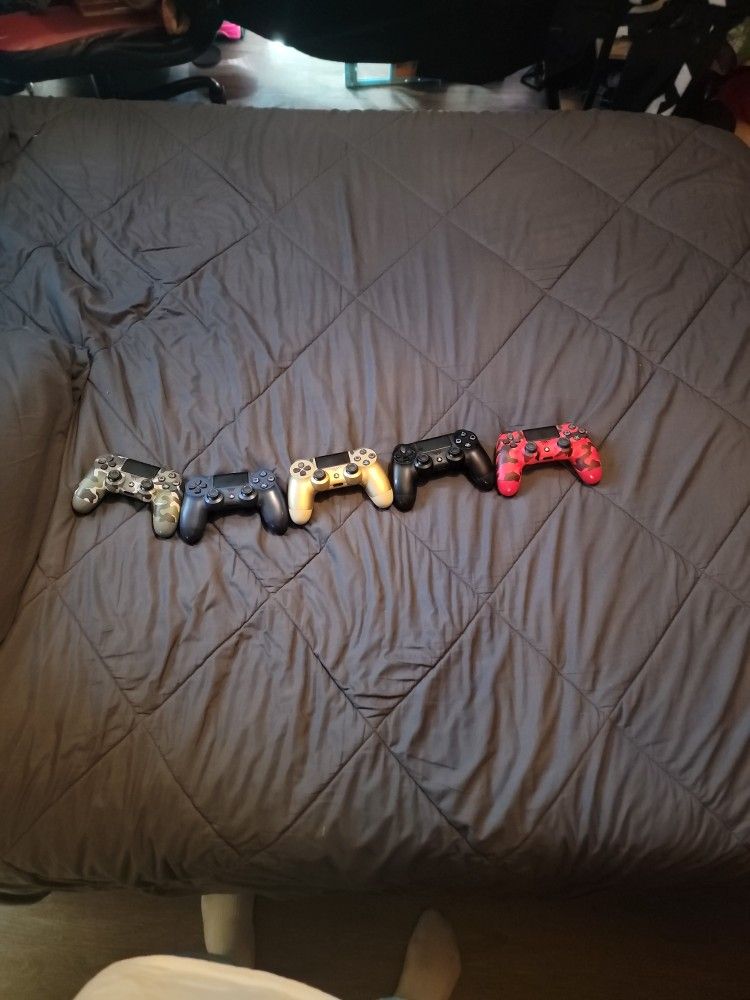 5 Ps4 Controllers