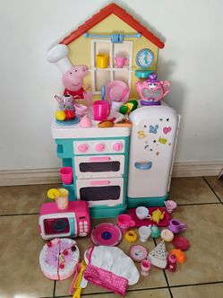 Pepa pig kitchen.. included everything toys