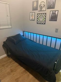 Like new 🤩 TWIN LED LIGHT DAYBED