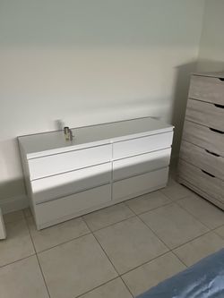 Furniture set (HAS TO GO)