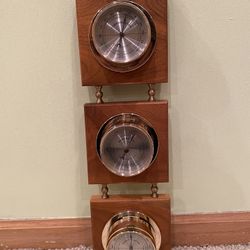 This vintage scientific instrument from Springfield Instrument Co. is a wonderful addition to any collection of barometers. It is made in the United S