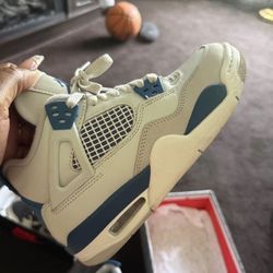 Jordan 4 Kids Size 4 