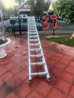 Escalera de 32 pies de aluminio, casi nueva