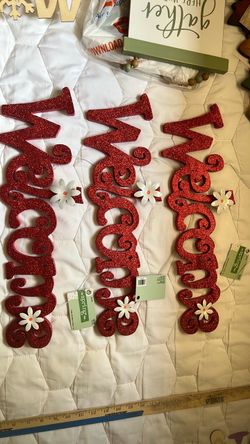 Red Glitter Welcome Signs with Daisy Accents – Set of 3