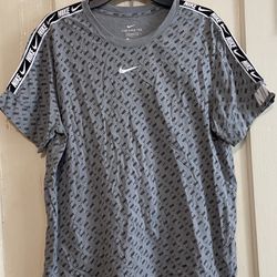 Nike Sportswear Repeat Print men’s Short Sleeve T-Shirt Large