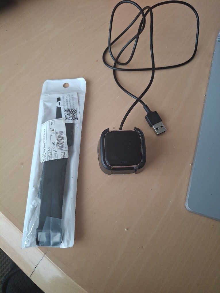 Fitbit Versa Smartwatch Large Black (broken) rubber wristband, charger