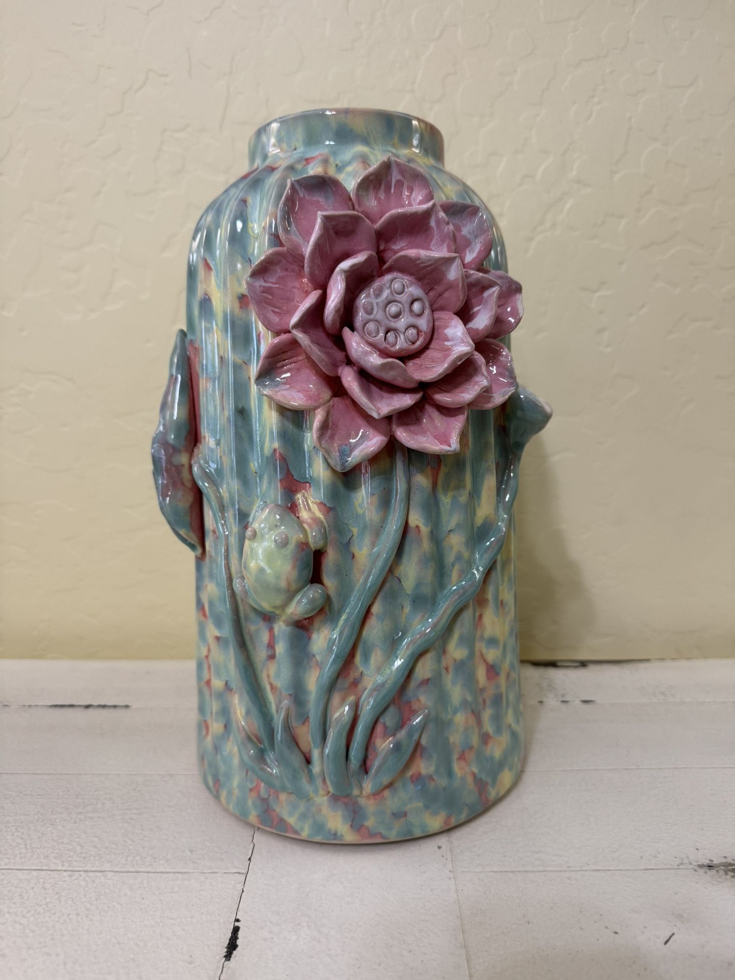 Vase w/Flower & Frog