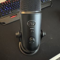 🎤 Blue Yeti USB Microphone – Blackout (Excellent Condition)