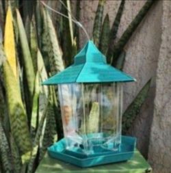 Bird feeder, holds 2 lbs, new