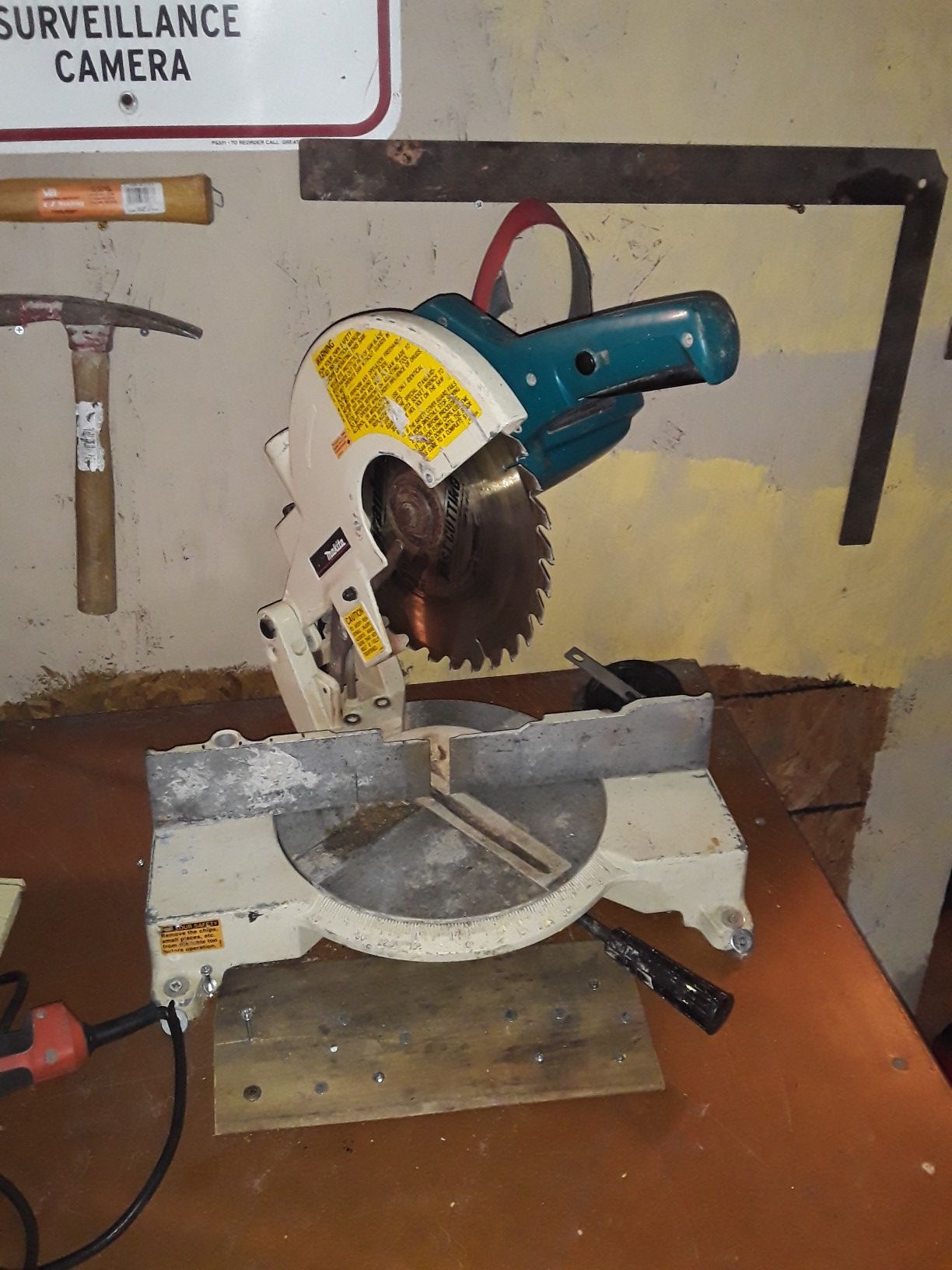 MAKITA 10IN MITER SAW..WORKS GOOD!!!EXCELLENT CONDITION AND SHAPE!!!