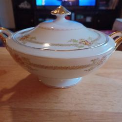 VINTAGE ROUND COVERED VEGETABLE DISH
