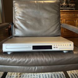 Toshiba DVD Recorder Player with Remote (D-RW2SU)