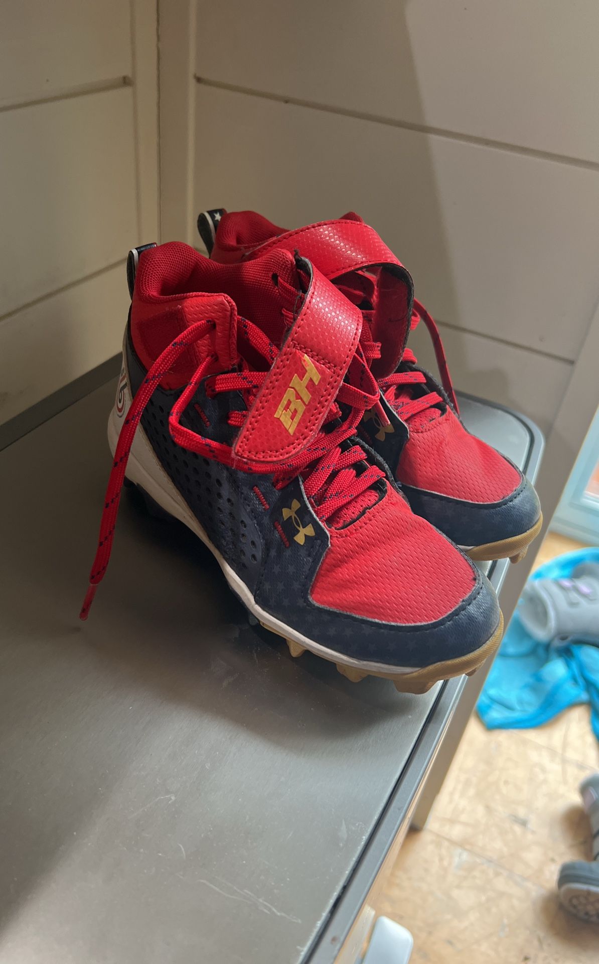 Youth Under Armour Baseball Cleats Size Y1 Shoes