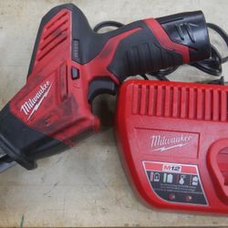 MILWAUKEE HACKSAW W 1 BATTERY 2420-20 & CHARGER 890929-2