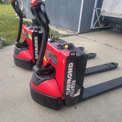 8 Feet Raymond Electric Pallet Jack